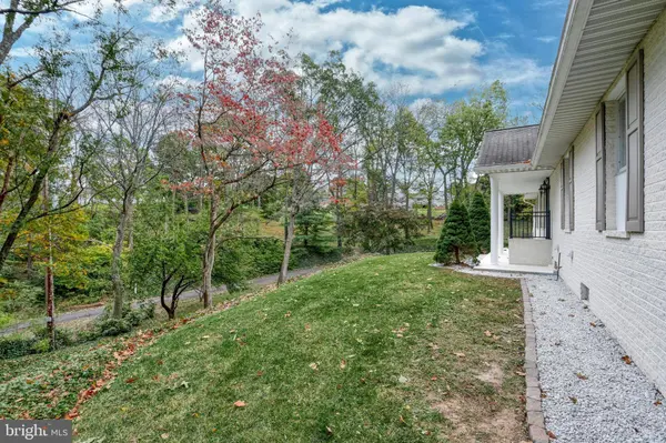 132 E WINDING HILL RD, Mechanicsburg, PA 17055