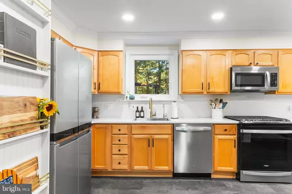 233 LAKESHORE DR, Marlton, NJ 08053