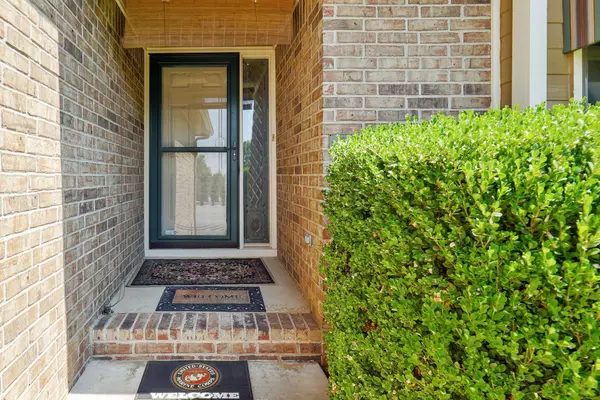 1143 E Southcrest Cir, Derby, KS 67037