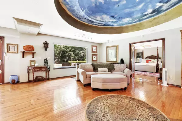 1143 E Southcrest Cir, Derby, KS 67037