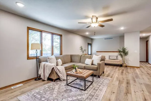 610 S Walnut St, Goddard, KS 67052-9361