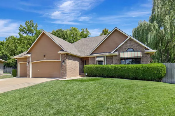 1143 E Southcrest Cir, Derby, KS 67037