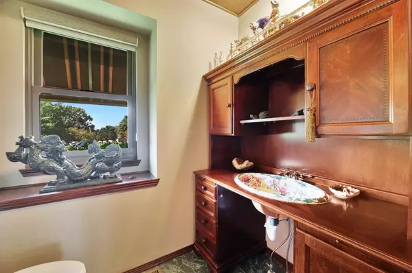 1143 E Southcrest Cir, Derby, KS 67037