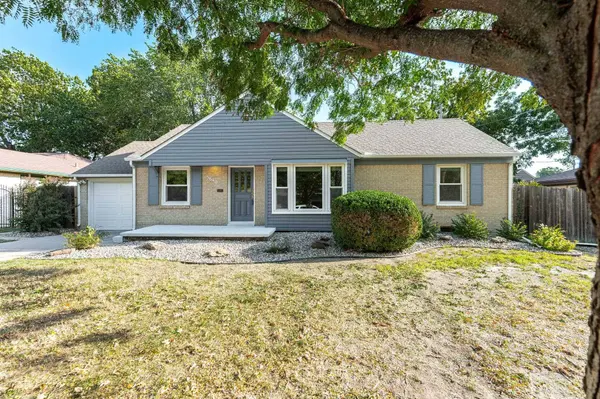 5640 E Park Hollow Dr, Wichita, KS 67208