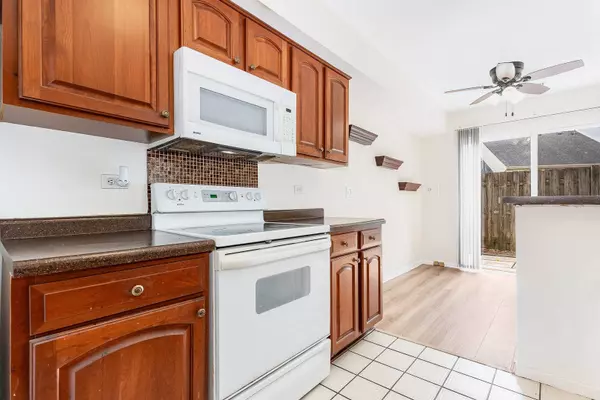 1121 N KNOLLWOOD DR #1121, Palatine, IL 60067