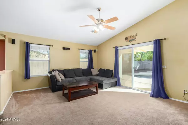 2005 W CARTER Road, Phoenix, AZ 85041