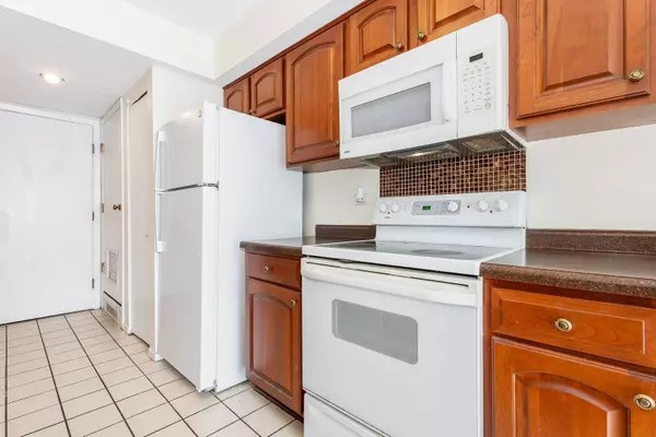 1121 N KNOLLWOOD DR #1121, Palatine, IL 60067