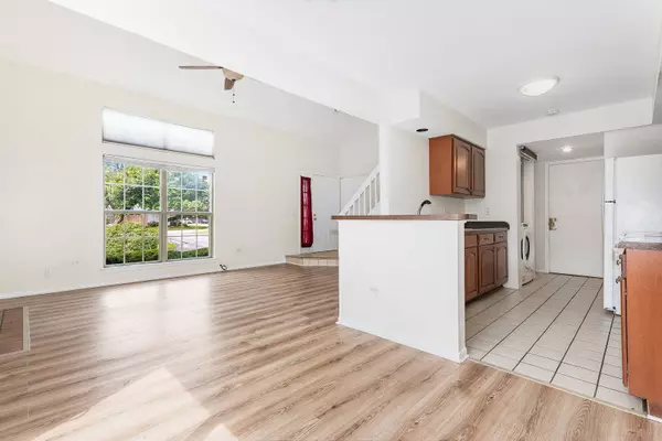 1121 N KNOLLWOOD DR #1121, Palatine, IL 60067