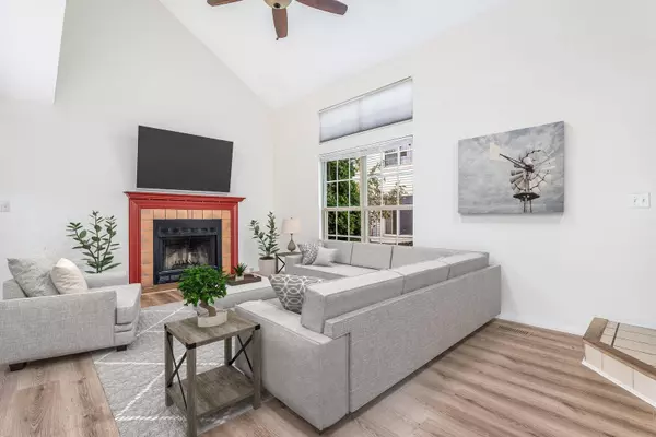 1121 N KNOLLWOOD DR #1121, Palatine, IL 60067