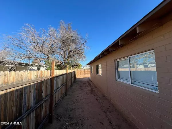 3542 E EARLL Drive, Phoenix, AZ 85018