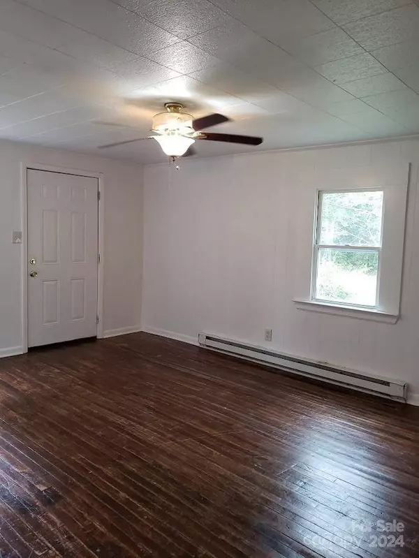 1359 15th AVE NE, Hickory, NC 28601