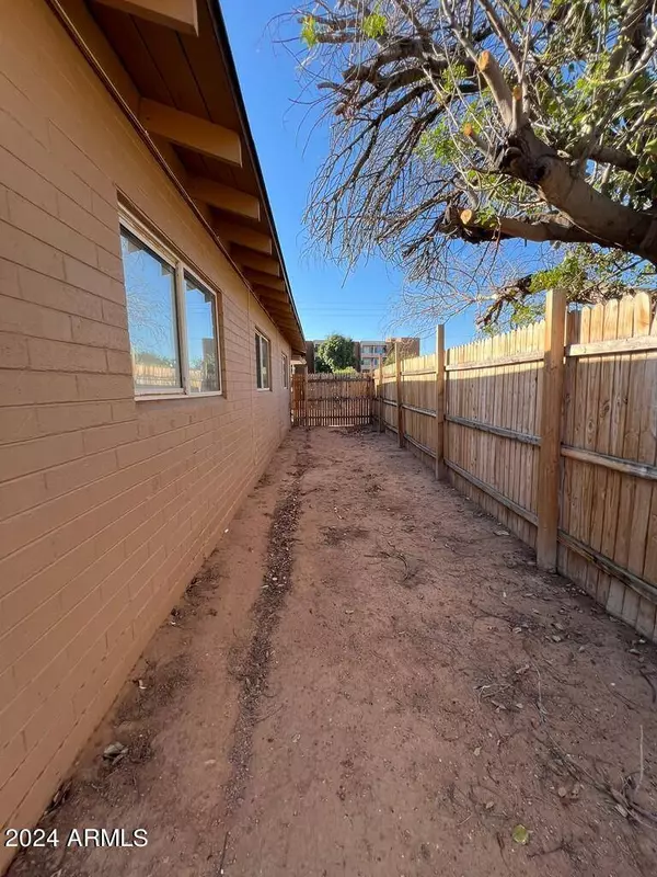 3542 E EARLL Drive, Phoenix, AZ 85018