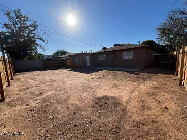 3542 E EARLL Drive, Phoenix, AZ 85018