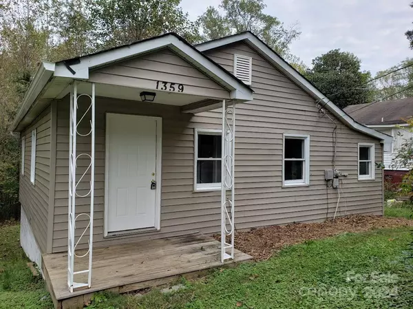 1359 15th AVE NE, Hickory, NC 28601