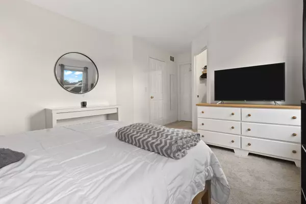 599 N Emerson LN, Hainesville, IL 60030