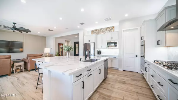 10714 E THORNTON Avenue, Mesa, AZ 85212