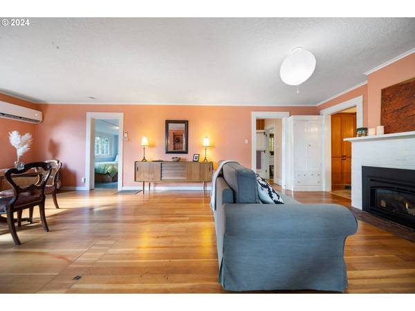 6911 SW 3RD AVE, Portland, OR 97219