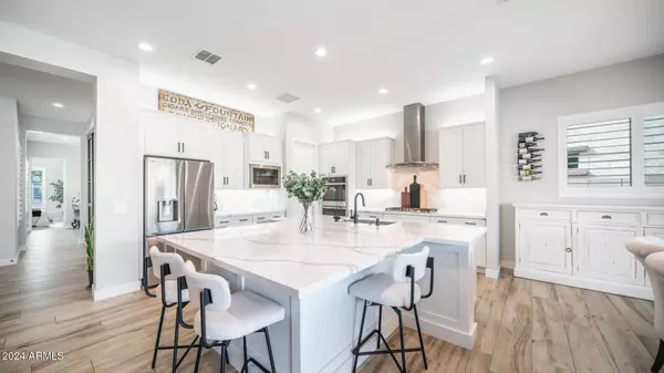 10714 E THORNTON Avenue, Mesa, AZ 85212