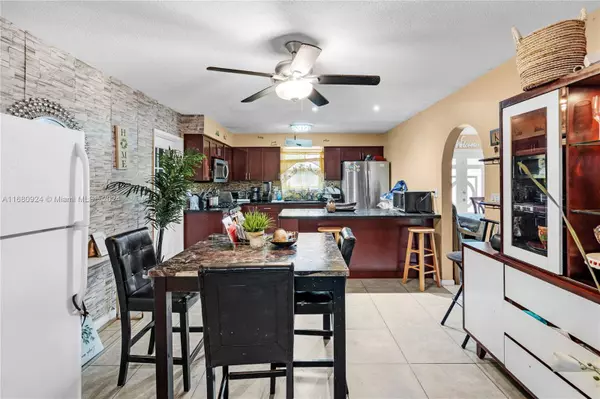 6101 NW 18th Ct, Sunrise, FL 33313