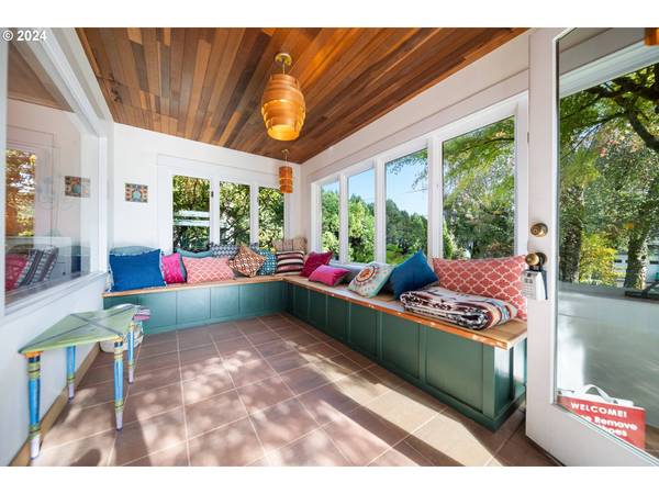 6911 SW 3RD AVE, Portland, OR 97219
