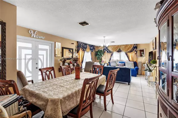 6101 NW 18th Ct, Sunrise, FL 33313