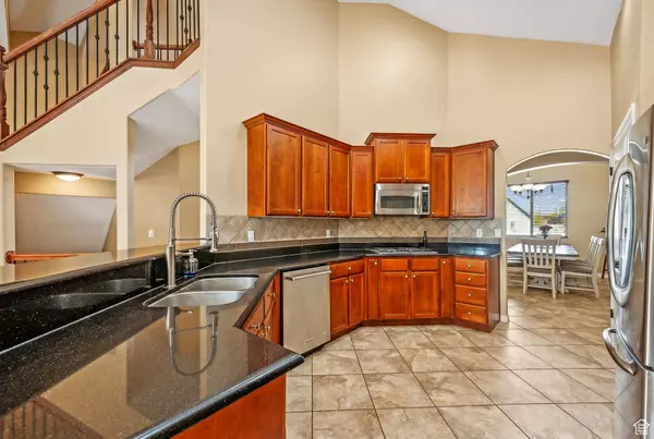 112 S BONNEVILLE LN W, Kaysville, UT 84037