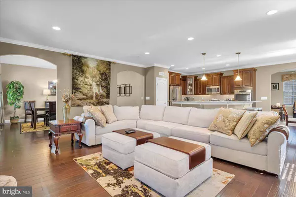 2 LEONARDO LN, West Berlin, NJ 08091