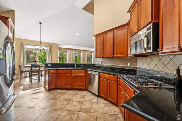 112 S BONNEVILLE LN W, Kaysville, UT 84037