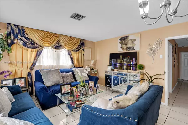 6101 NW 18th Ct, Sunrise, FL 33313