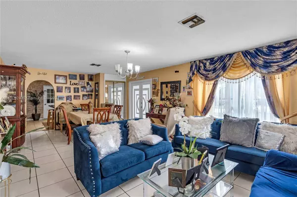 6101 NW 18th Ct, Sunrise, FL 33313