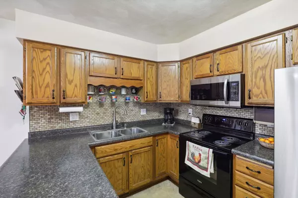 321 Castle Oaks Crossing, Waunakee, WI 53597
