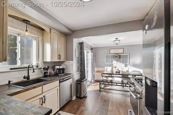 4179 MIDLAND Road E, Waterford, MI 48329