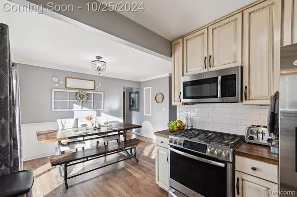 4179 MIDLAND Road E, Waterford, MI 48329