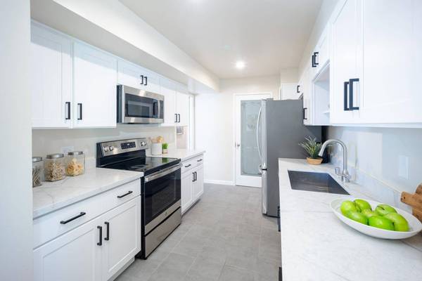 615 Port DR 107, San Mateo, CA 94404