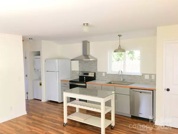 31 Nightcastle LN, Hendersonville, NC 28792