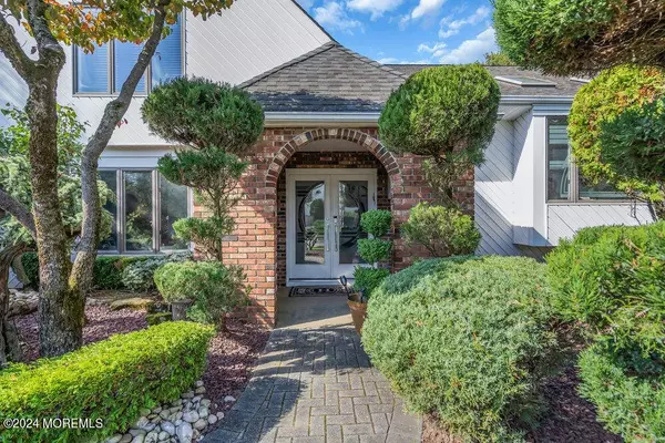 2 Teal Court, Marlboro, NJ 07746