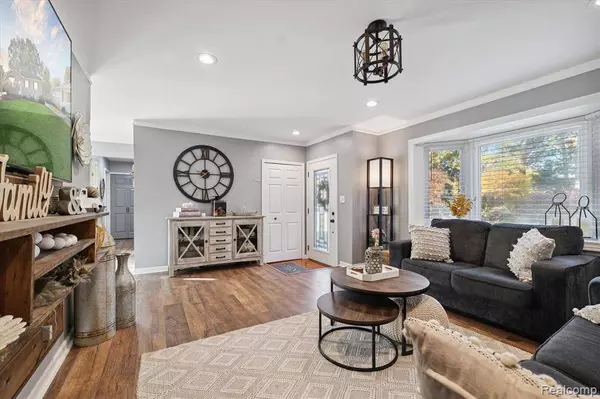 4179 MIDLAND Road E, Waterford, MI 48329