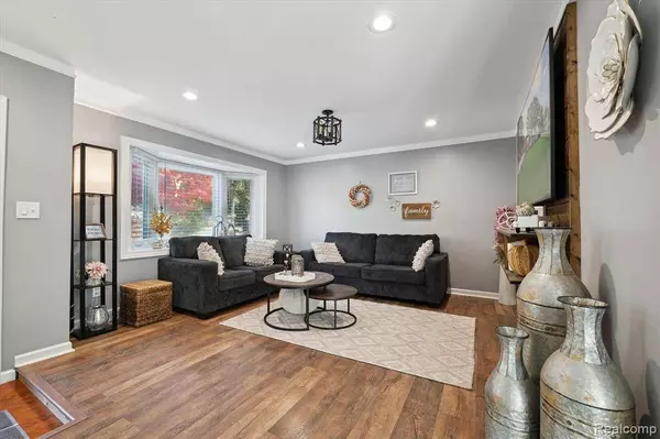 4179 MIDLAND Road E, Waterford, MI 48329