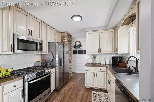 4179 MIDLAND Road E, Waterford, MI 48329