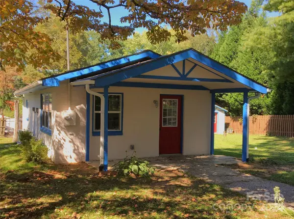 31 Nightcastle LN, Hendersonville, NC 28792