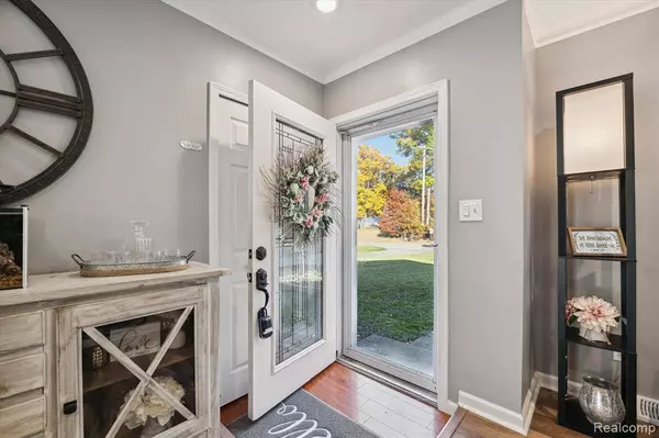 4179 MIDLAND Road E, Waterford, MI 48329