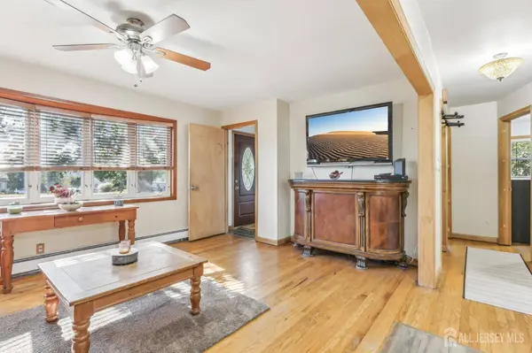 58 Forrest ST, Iselin, NJ 08830