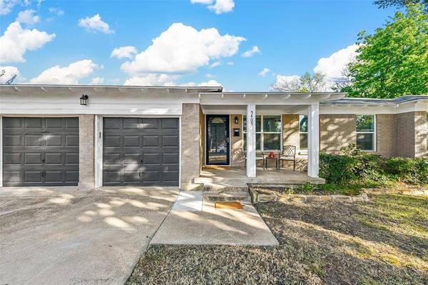 5405 Nadine Drive, Haltom City, TX 76117