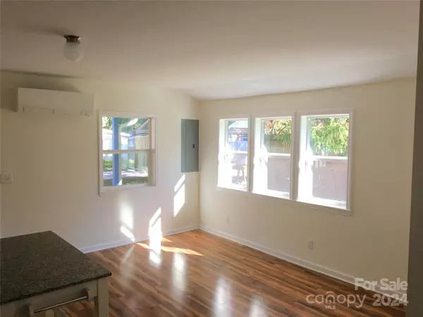 31 Nightcastle LN, Hendersonville, NC 28792