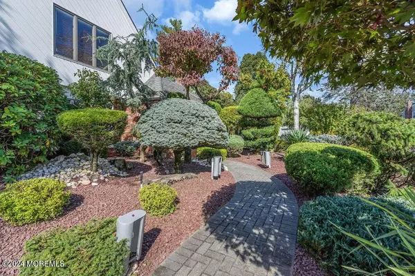 2 Teal Court, Marlboro, NJ 07746