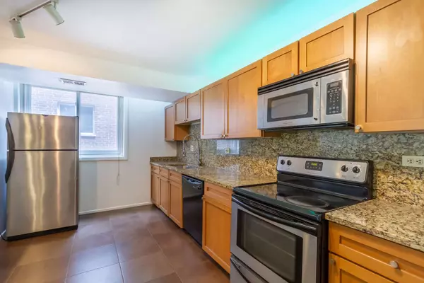 825 Pearson ST #2A, Des Plaines, IL 60016