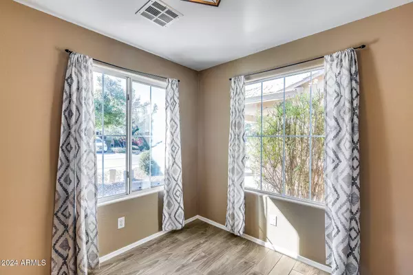 1450 E LAKEVIEW Drive, San Tan Valley, AZ 85143