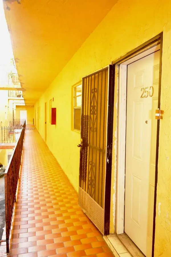 1555 W 44th Pl #250, Hialeah, FL 33012