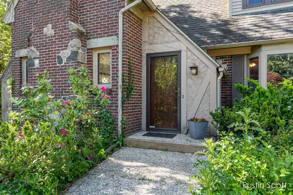 2170 Burton SE Street, Grand Rapids, MI 49506