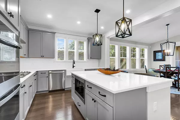 5726 Whistle Stop Ln, Ravenel, SC 29470